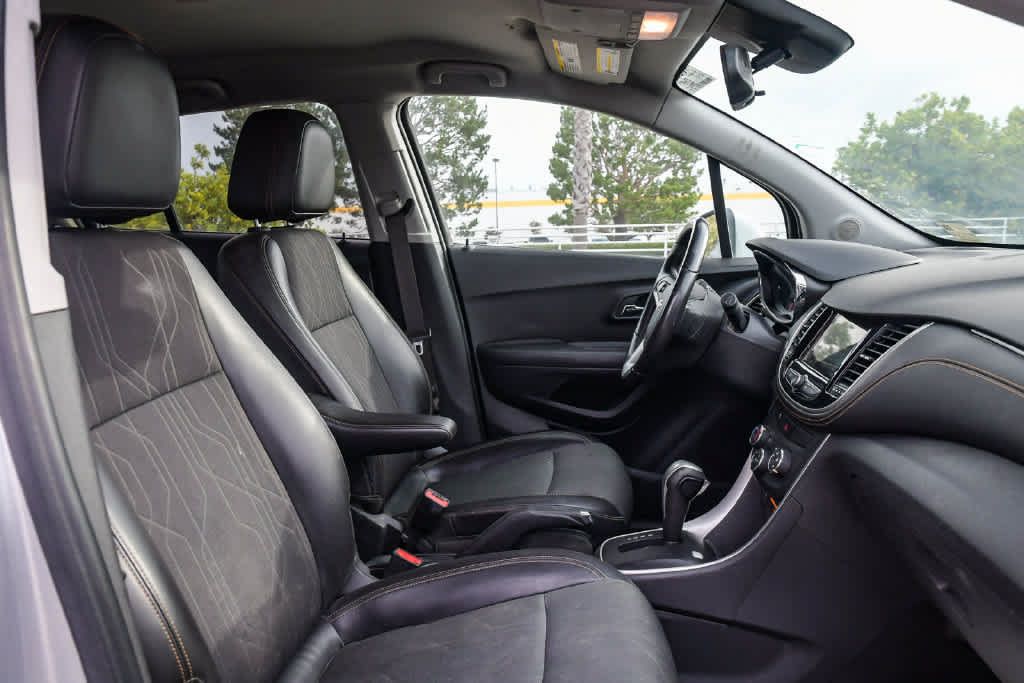 Used 2019 Chevrolet Trax LT w/ LT Convenience Package FWD image 16