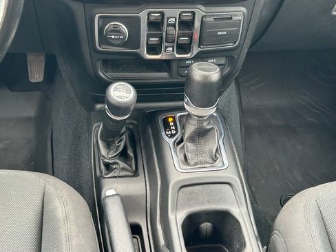 Used 2022 Jeep Gladiator Sport AWD/4WD image 19