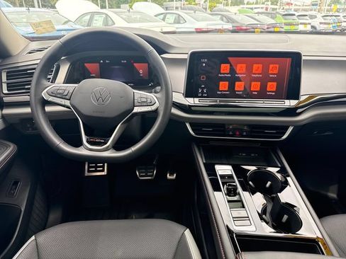 Used 2025 Volkswagen Atlas Peak Edition SE AWD/4WD image 22