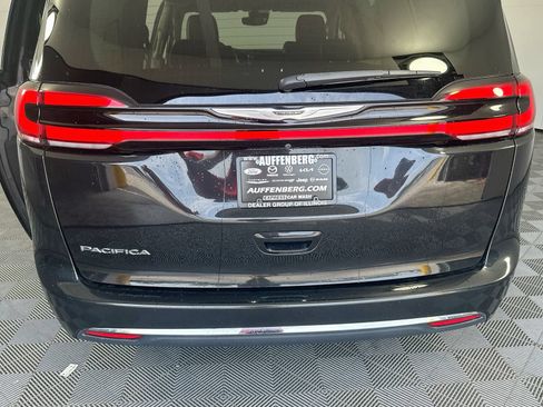 Used 2022 Chrysler Pacifica Touring-L FWD image 6
