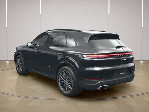 Certified 2025 Porsche Cayenne AWD/4WD image 3