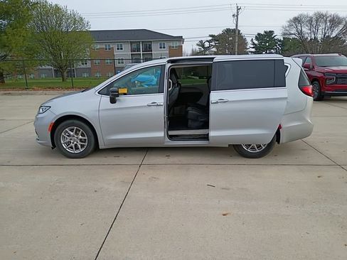 Used 2024 Chrysler Pacifica Touring-L image 17