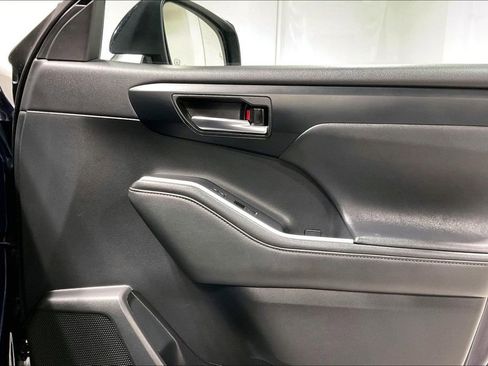 Used 2022 Toyota Highlander XLE image 23