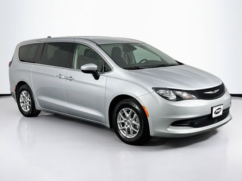 Used 2023 Chrysler Voyager LX image 2
