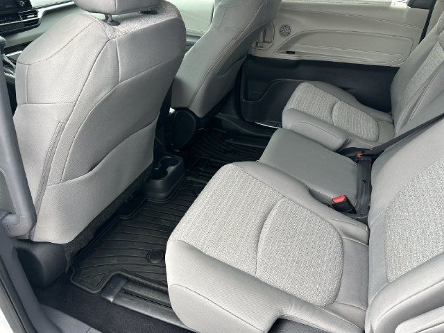 Used 2024 Toyota Sienna LE AWD/4WD image 28