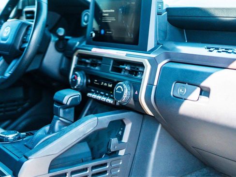 Used 2025 Toyota Tacoma SR5 AWD/4WD image 33