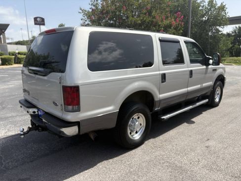 Used 2005 Ford Excursion XLT AWD/4WD image 4