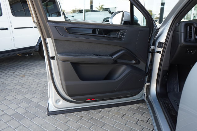 Used 2026 Porsche Cayenne GTS AWD/4WD image 15