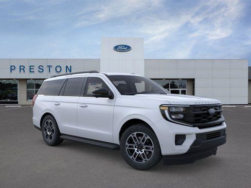 New 2026 Ford Expedition Active image 7