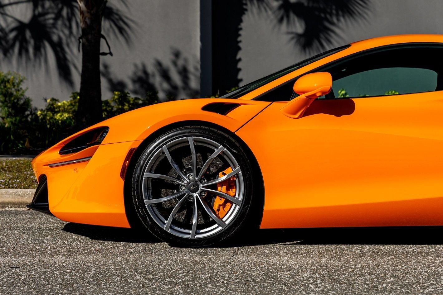 Used 2025 McLaren Artura RWD image 22