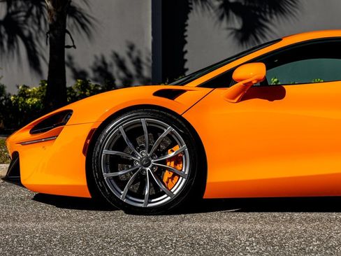 Used 2025 McLaren Artura RWD image 22
