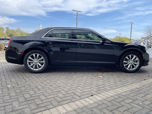 Used 2022 Chrysler 300 Touring image 6