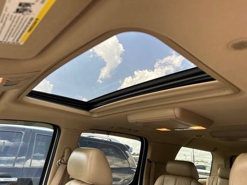 Used 2010 Chevrolet Suburban LT RWD image 32