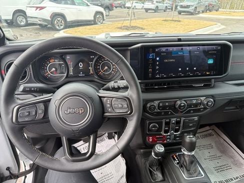Used 2025 Jeep Wrangler Rubicon image 6