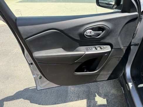Used 2019 Jeep Cherokee Latitude w/ Cold Weather Group AWD/4WD image 18