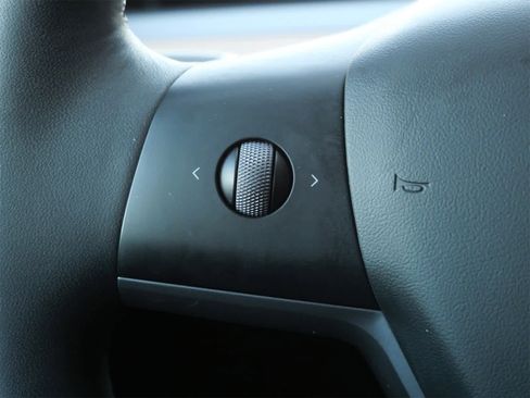 Used 2022 Tesla Model Y Long Range image 22