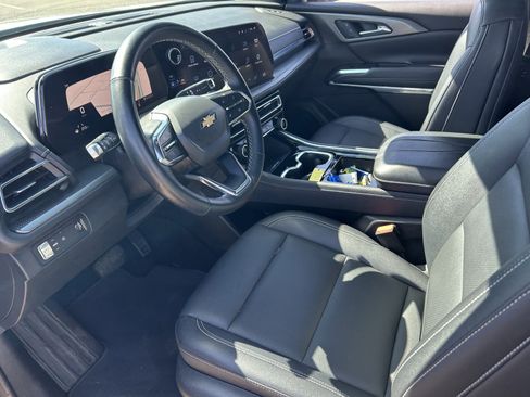 Used 2025 Chevrolet Traverse LT image 9