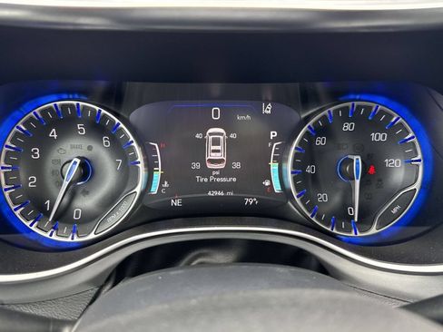 Used 2025 Chrysler Pacifica Limited FWD image 18
