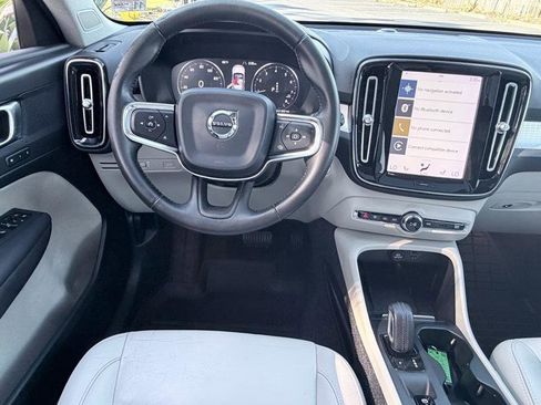 Used 2019 Volvo XC40 T5 Momentum image 9