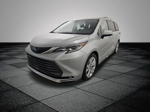 Certified 2022 Toyota Sienna Platinum FWD image 3