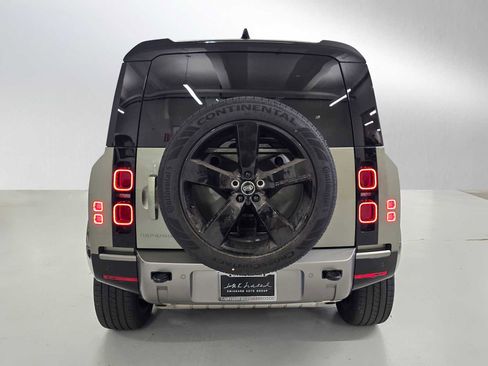 Used 2025 Land Rover Defender 90 X-Dynamic SE image 4