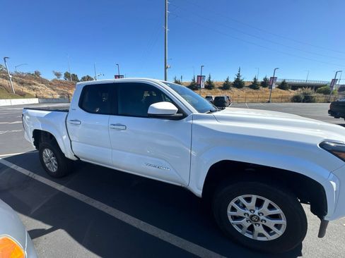 Used 2025 Toyota Tacoma SR5 AWD/4WD image 8
