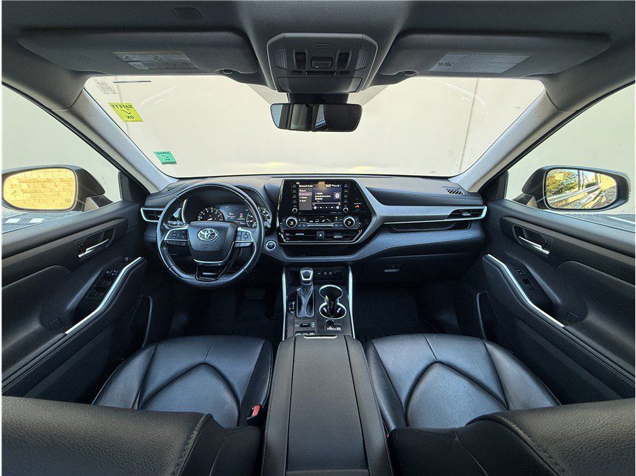 Used 2021 Toyota Highlander XLE AWD/4WD image 19