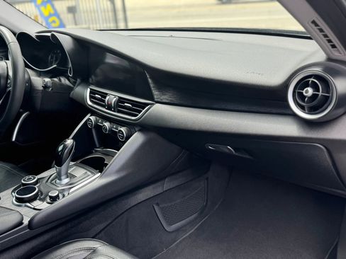 Used 2019 Alfa Romeo Giulia w/ Nero Edizione RWD image 18