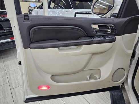 Used 2013 Cadillac Escalade ESV Platinum RWD image 40