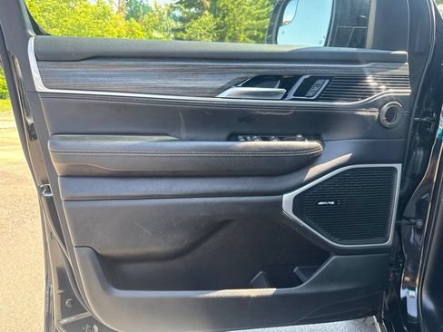 Used 2024 Jeep Wagoneer L Series II RWD image 23