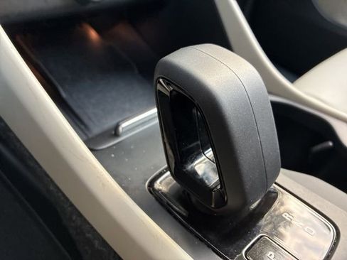 Used 2022 Volvo XC40 T5 Momentum w/ Premium Package image 30