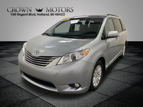 Used 2017 Toyota Sienna Limited image 3
