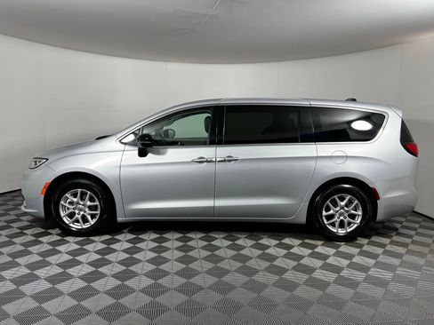 Used 2024 Chrysler Pacifica Touring-L image 8