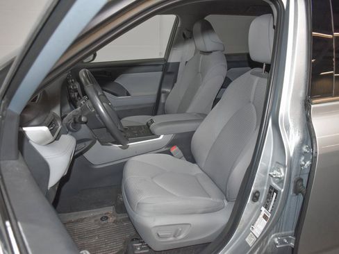 Used 2022 Toyota Highlander LE image 17