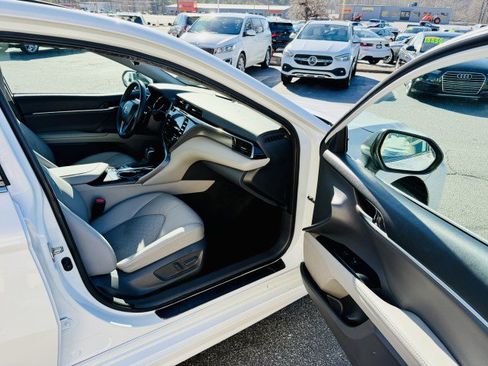 Used 2020 Toyota Camry XSE image 18