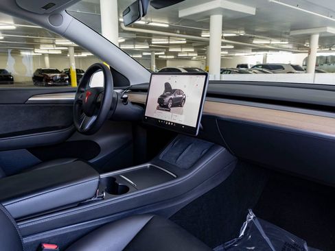 Used 2023 Tesla Model Y Long Range AWD/4WD image 27