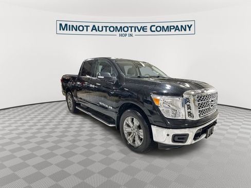 Used 2019 Nissan Titan SV w/ SV Convenience Package image 2