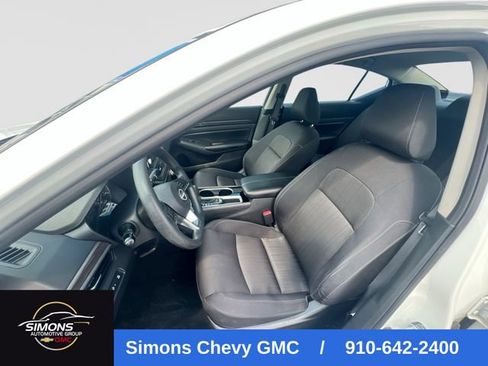 Used 2024 Nissan Altima 2.5 SV FWD image 14