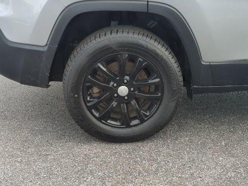 Used 2019 Jeep Cherokee Latitude w/ Popular Appearance Group AWD/4WD image 28