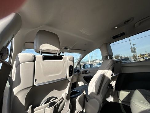 Used 2017 Chrysler Pacifica Touring-L Plus w/ Tire & Wheel Group image 29