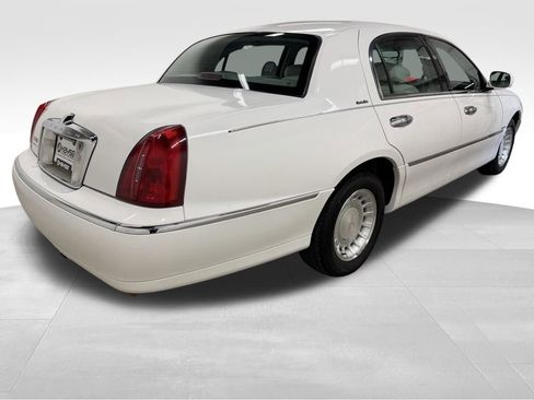 Used 2000 Lincoln Town Car Executive RWD image 8