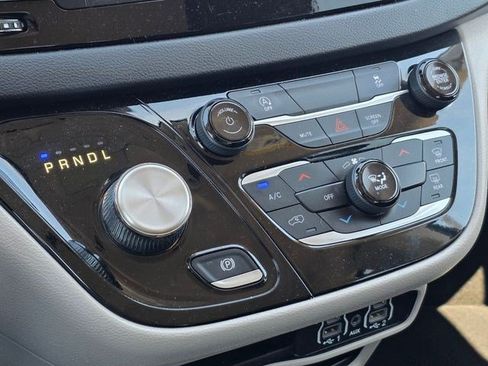 Used 2023 Chrysler Voyager LX FWD image 31