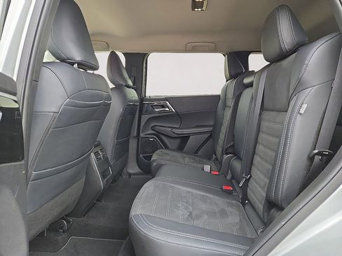 Used 2025 Mitsubishi Outlander SE FWD image 16