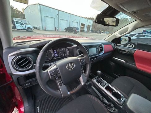 Used 2019 Toyota Tacoma 2WD Double Cab image 2