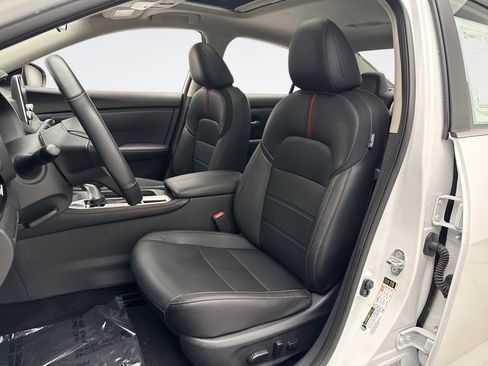 Used 2024 Nissan Sentra SR w/ SR Premium Package FWD image 11