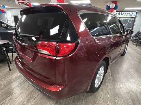Used 2020 Chrysler Pacifica Touring-L FWD image 5