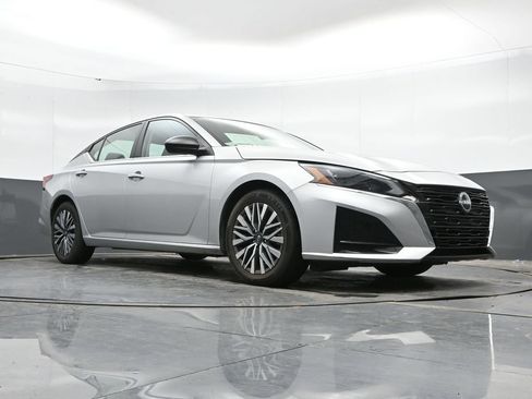 Used 2024 Nissan Altima 2.5 SV FWD image 41