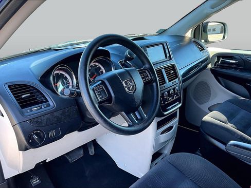 Used 2018 Dodge Grand Caravan SE w/ UConnect Hands-Free Group FWD image 12