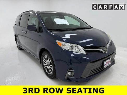 Used 2019 Toyota Sienna XLE w/ Entertainment Package FWD image 2