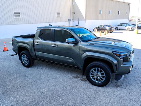 Certified 2025 Toyota Tacoma Limited AWD/4WD image 6
